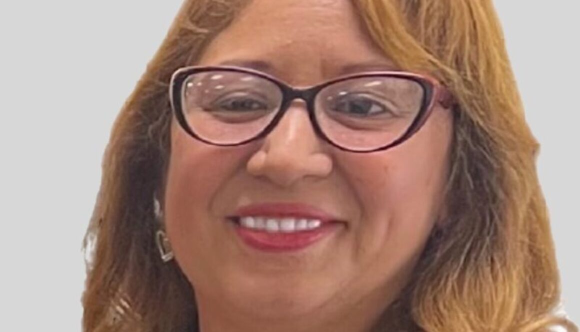 Leni-Contreras-Headshot-Featured-min-800x800