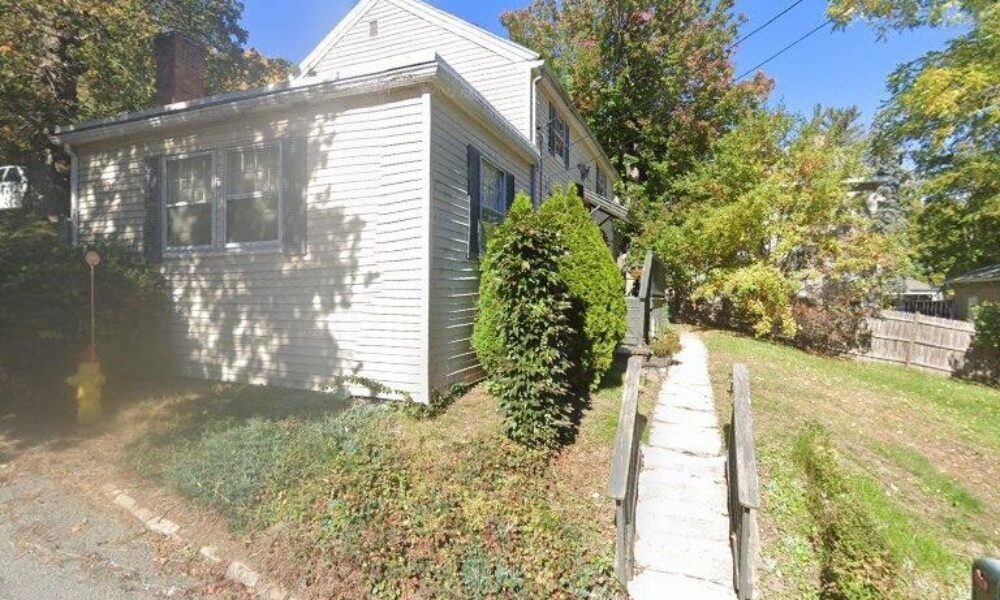 27 Norcross Ter, Fitchburg, MA 01420